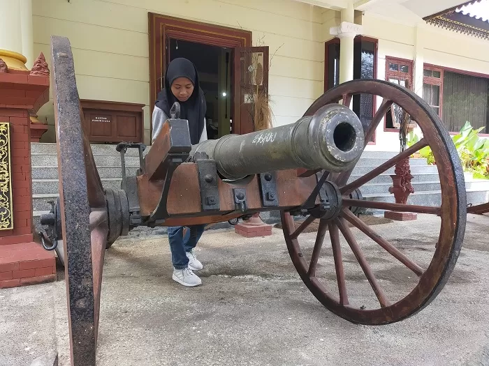 Pengunjung melihat salah satu koleksi Museum Cakraningrat Bangkalan, Selasa (27/2).