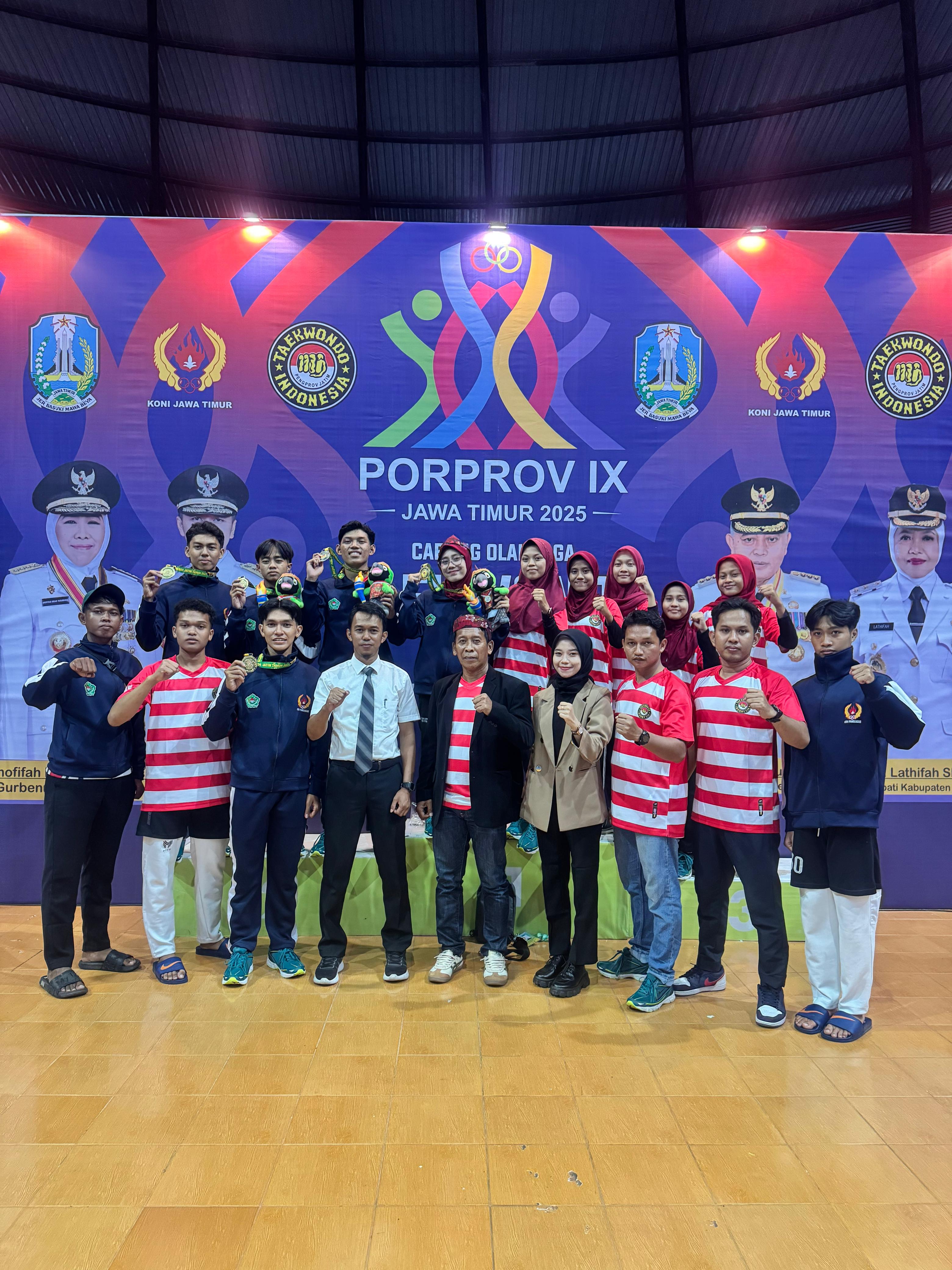 TETAP SEMANGAT: Ketua Umum KONI Pamekasan Djohan Susanto (tengah) berfoto bersama atlet dan pelatih TI Pamekasan di GOR Kanjuruhan Malang, Rabu (18/6).