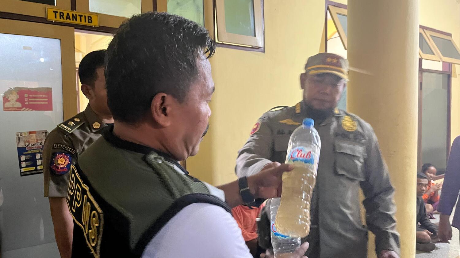 Petugas Satpol PP saat mengamankan minuman keras dari beberapa warung kemarin