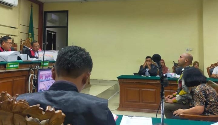 PEMBUKTIAN: Saksi perkara korupsi pokmas Desa Banjarbillah, Kecamatan Tambelangan, Sampang, menghadiri persidangan di Pengadilan Tipikor Surabaya, Selasa (8/7).&nbsp;