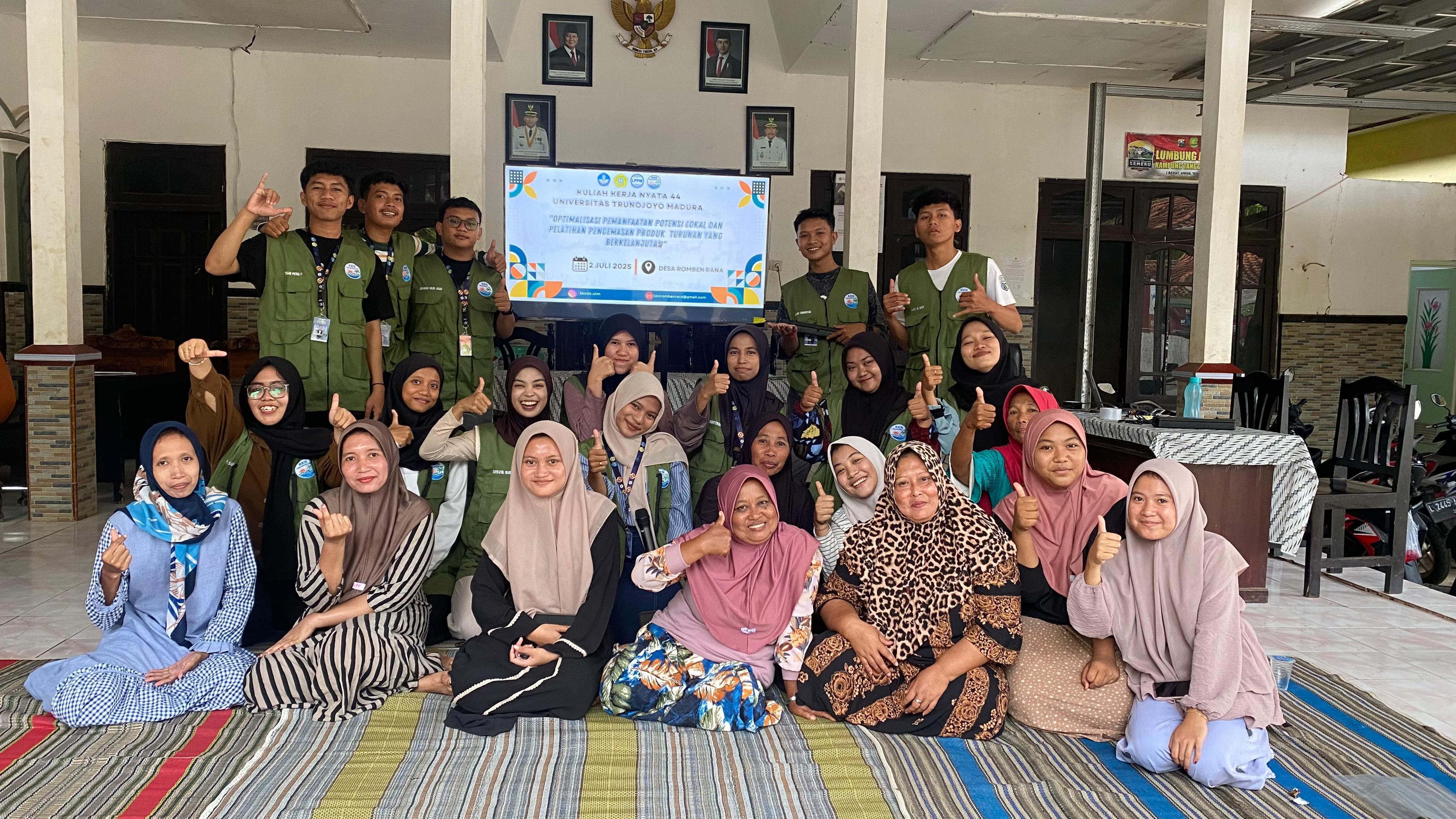 EKONOMI KREATIF: Tim PDD KKN 44 UTM berfoto bersama ibu-ibu pelaku ekonomi gula merah di Desa Romben Rana, Kecamatan Dungkek, Sumenep, Rabu, 2 Juli 2025.