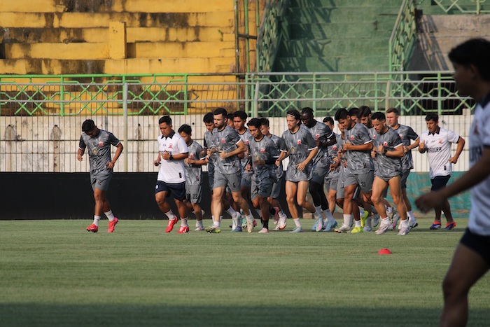 PENGGAWA SAPE KERAP: Pemain MU melakukan pemanasan bersama saat berlatih di Stadion Gelora Bangkalan, Rabu (9/7).