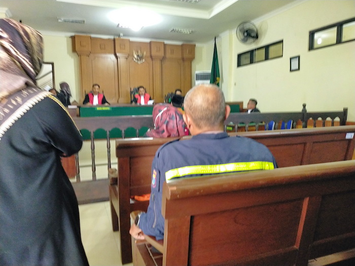 KEMBALI KE SEL: Mufarrohah, oknum Bhayangkari dikawal petugas usai mengikuti sidang di Pengadilan Negeri Bangkalan.