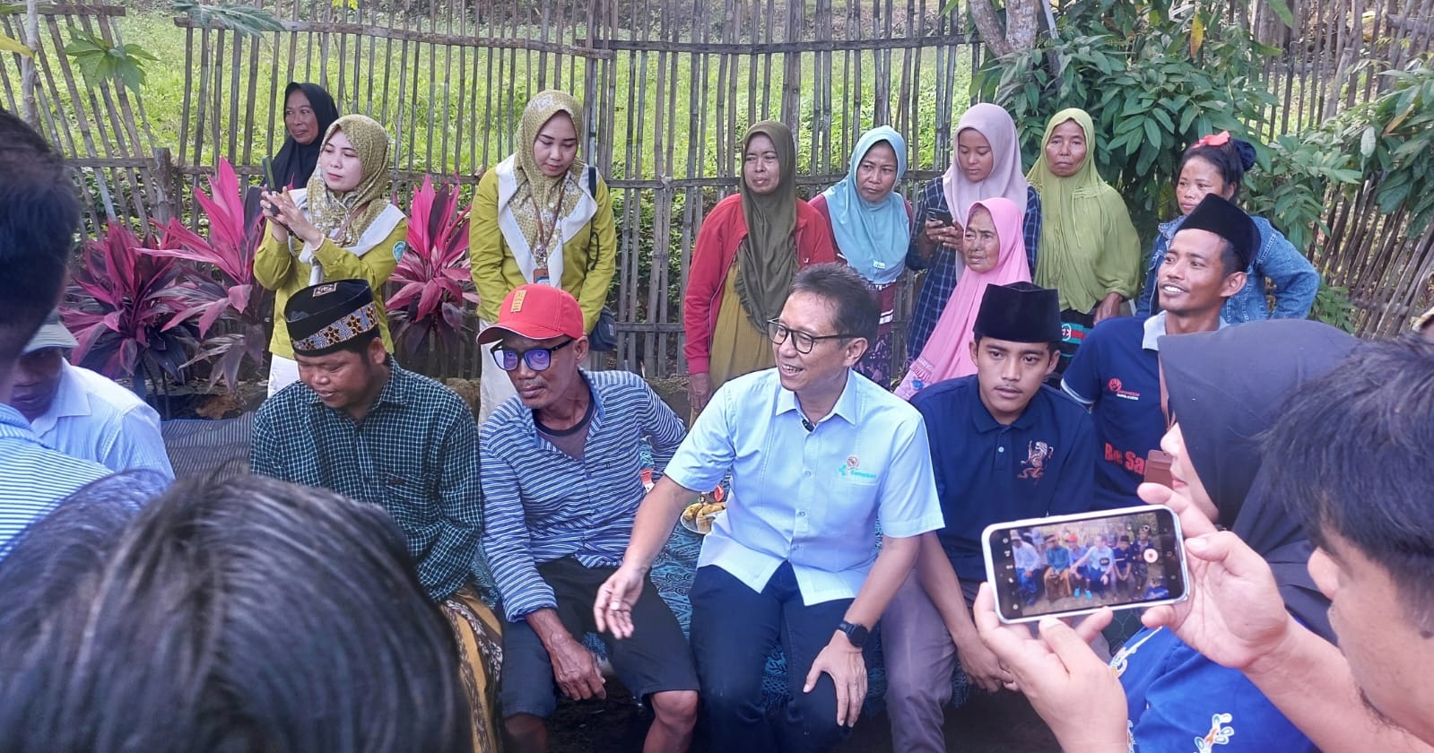 TURUN LANGSUNG: Menkes RI Budi Gunadi Sadikin mengamati proses pemeriksaan terhadap warga saat berkunjung ke Desa Pamolaan, Kecamatan Camplong, Sampang.