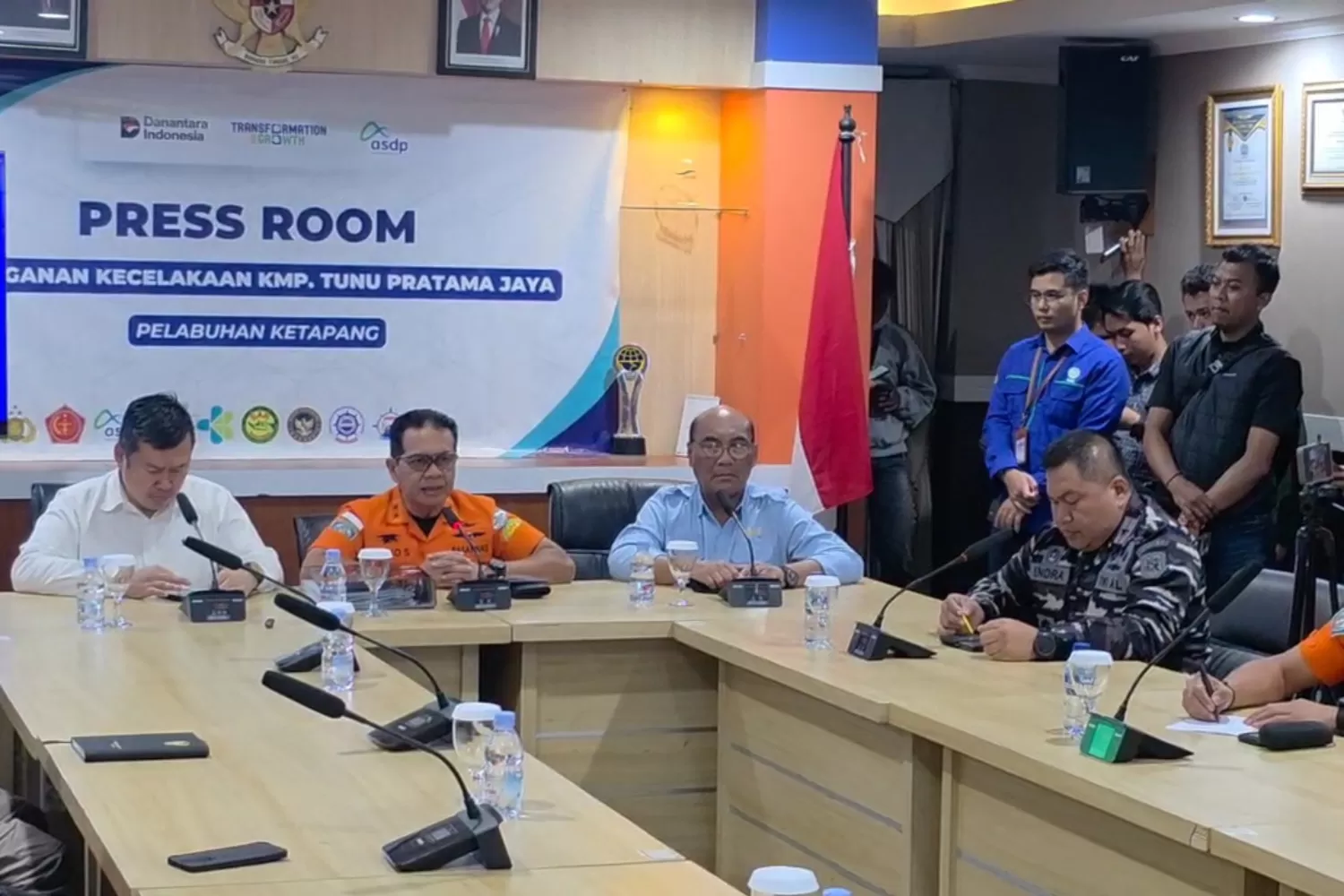 Konferensi pers operasi pencarian korban KMP Tunu Pratama Jaya hari kedelapan, Rabu (9/7).