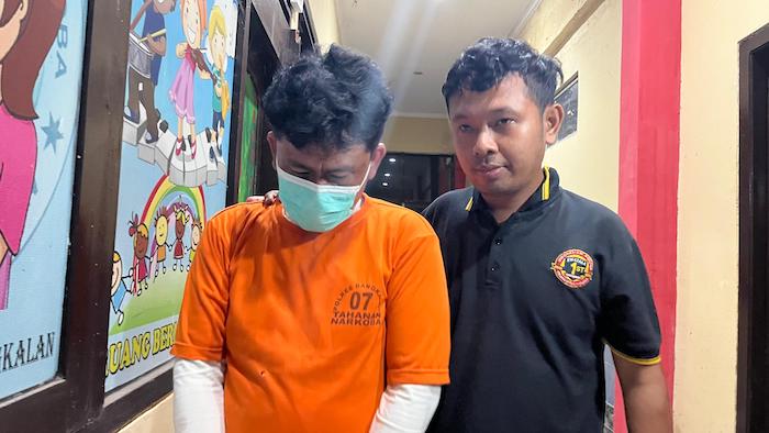 TERTUNDUK MALU: Tersangka kasus penyalahgunaan narkoba MR saat digiring polisi ke salah satu ruangan di Mapolres Bangkalan.&nbsp;