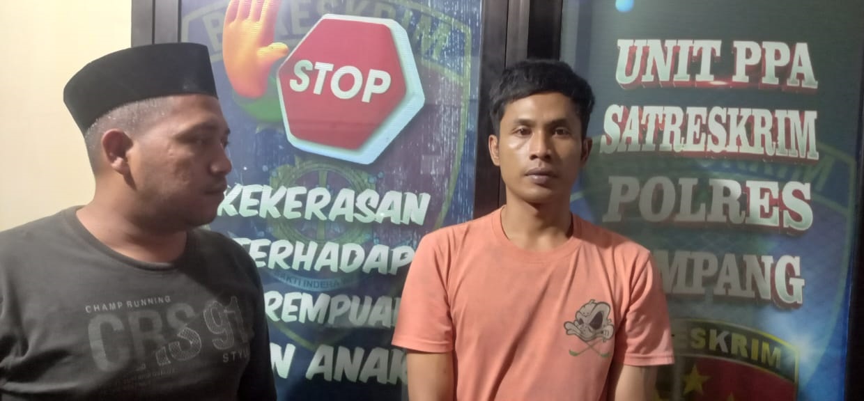 NAKAL: Tersangka Sainol Tantowi tak berkutik saat diamankan polisi dan selanjutnya diserahkan ke Satreskrim Polres Sampang, Selasa (8/7).