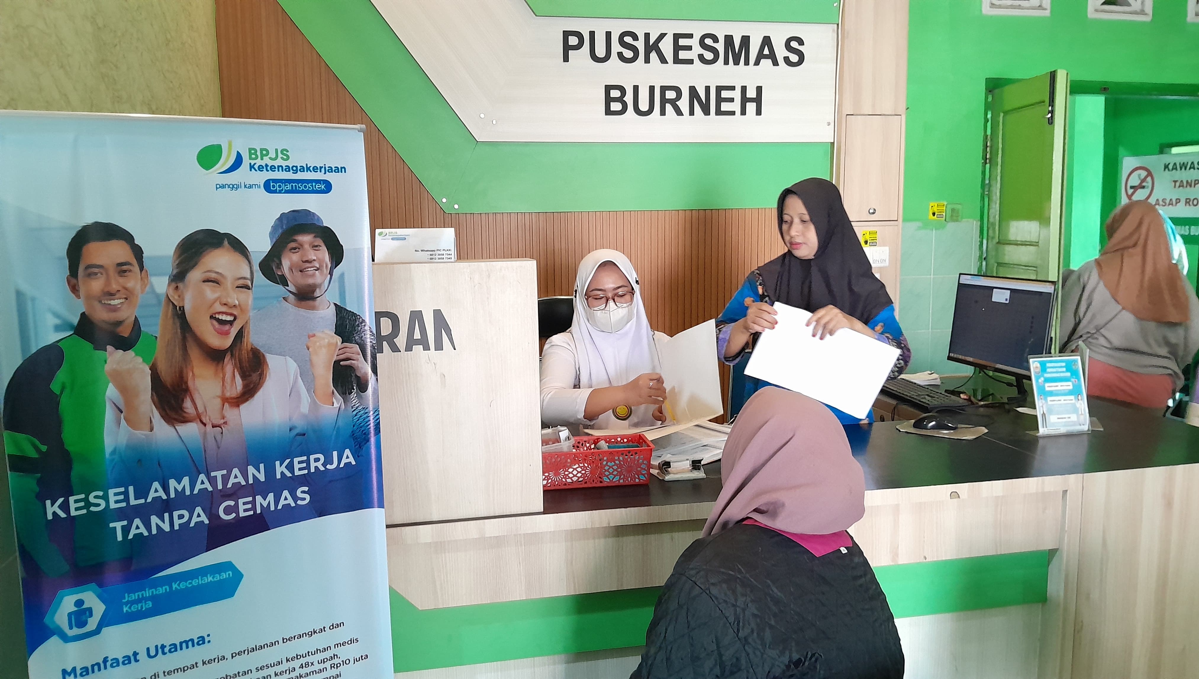 ANTRE: Petugas sedang melayani pengunjung Puskesmas Burneh,Kamis (10/7).&nbsp;