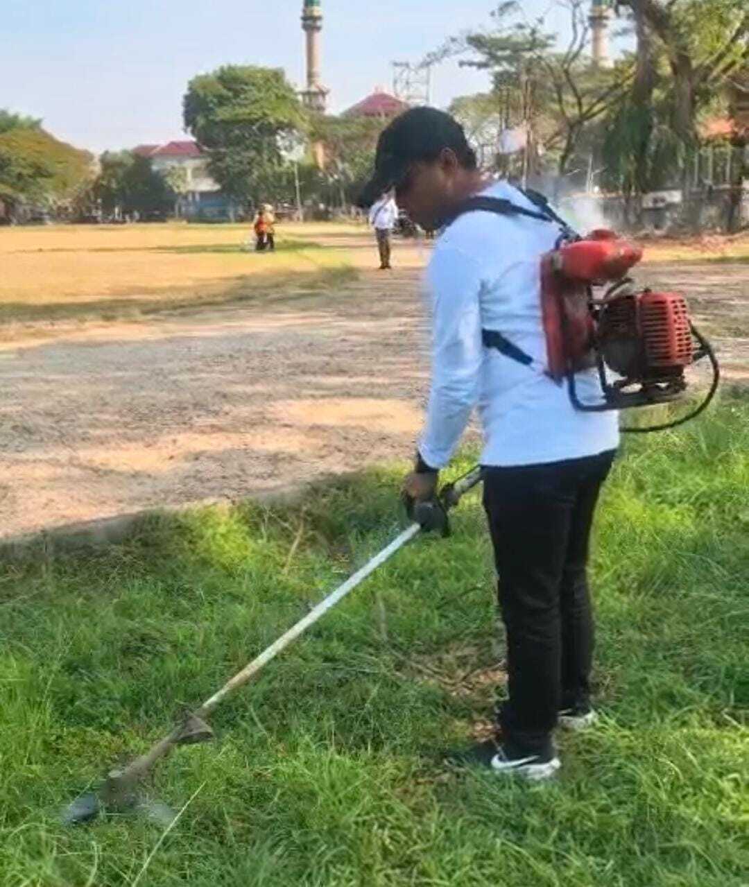 Bupati Bangkalan Lukman Hakim sedang memotong rumput di alun-alun Bangkalan