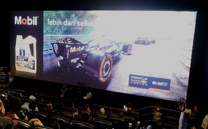 Strategi pasar pelumas Mobil dalam menjaga kemitraan dengan jaringan, konsumen dan komunitas dengan kegiatan nonton bareng film F1.