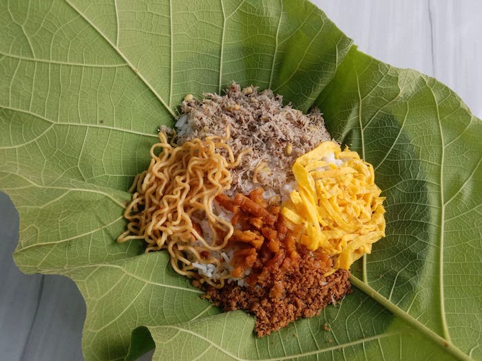 MAKANAN KHAS: Nasi sekkol tono tersaji dengan daun jati pada pagi hari.