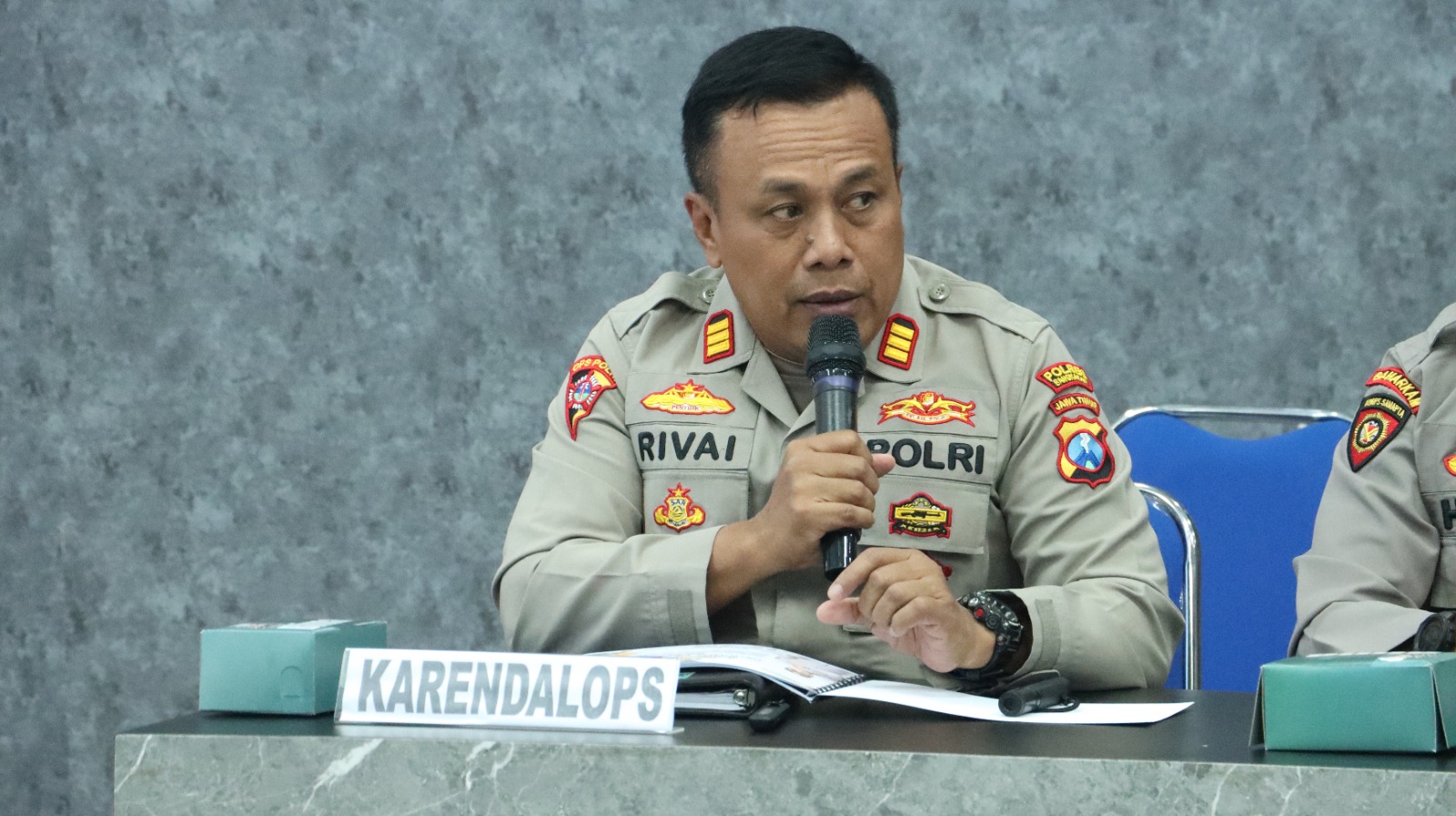 RAMAH: Kabagops Polres Bangkalan&nbsp;AKP Moch. Rifai saat menyampaikan keterangan.