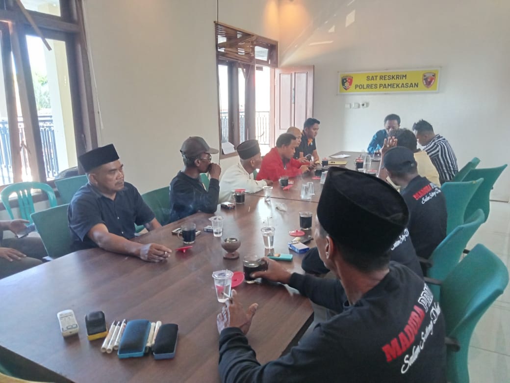 CARI KEPASTIAN: Aktivis ARCI Pamekasan berdiskusi dengan Kasatreskrim Polres Pamekasan AKP Doni Setiawan, Jumat (11/7)