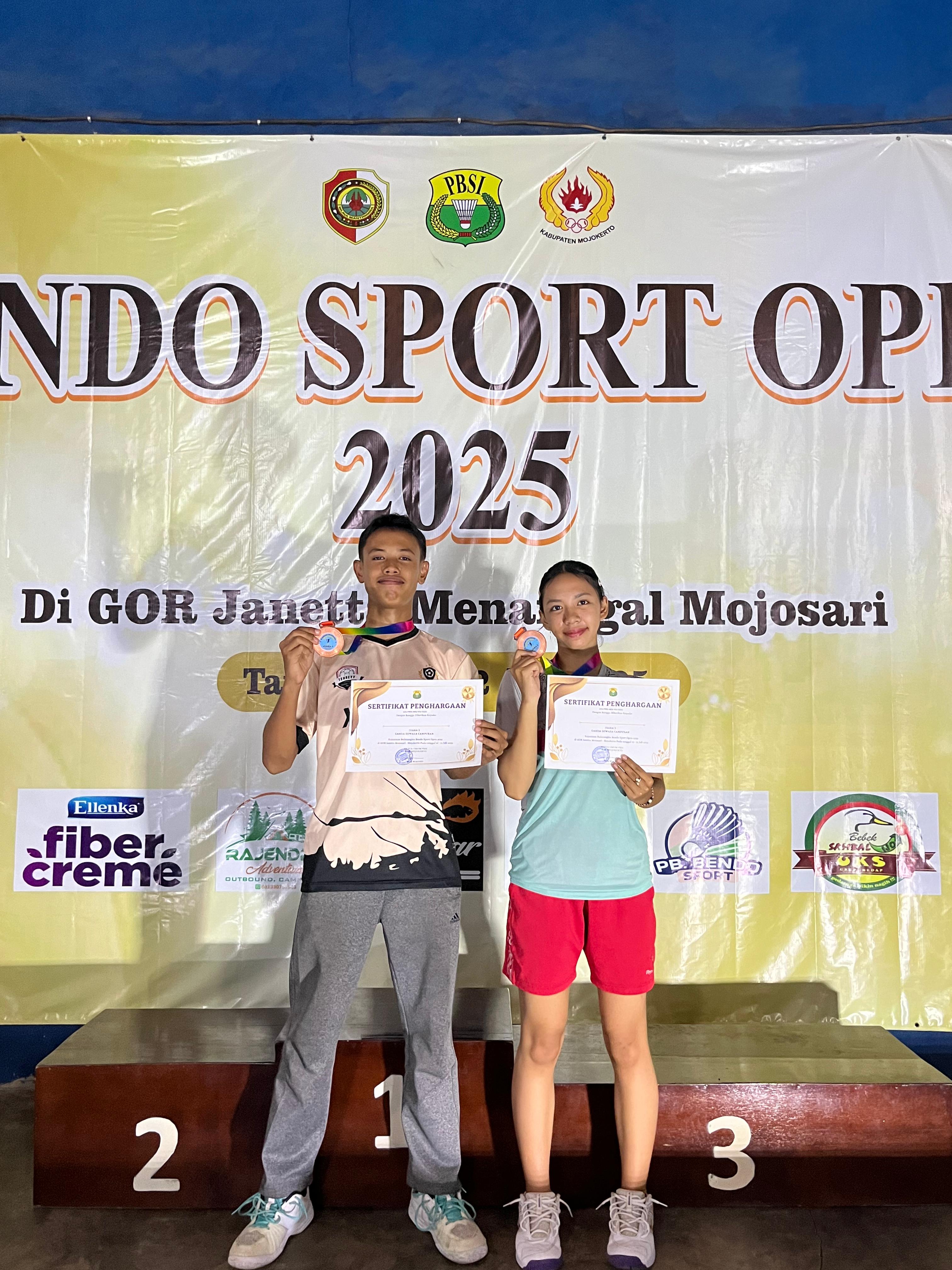 MEMBANGGAKAN: Atlet bulu tangkis Bangkalan Maxel Arif Rivaldo bersama Ayu Fitriana, memperlihatkan medali perunggu usai mengikuti pertandingan Bendo Sport Open.