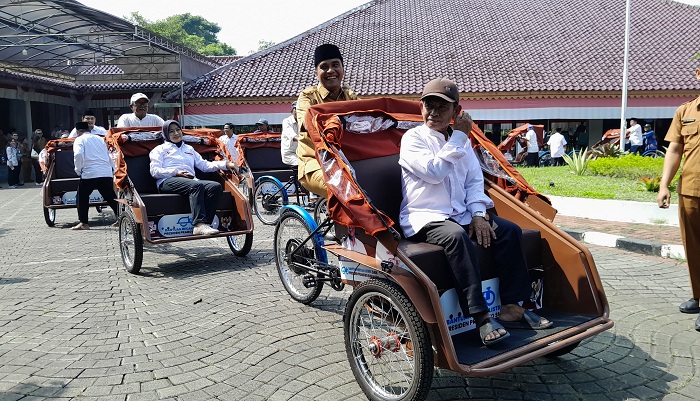 MERAKYAT: Bupati Bangkalan Lukman Hakim mencoba mengendarai becak listrik bantuan dari Presiden Prabowo Subianto di Pendopo Agung, Senin (14/7).