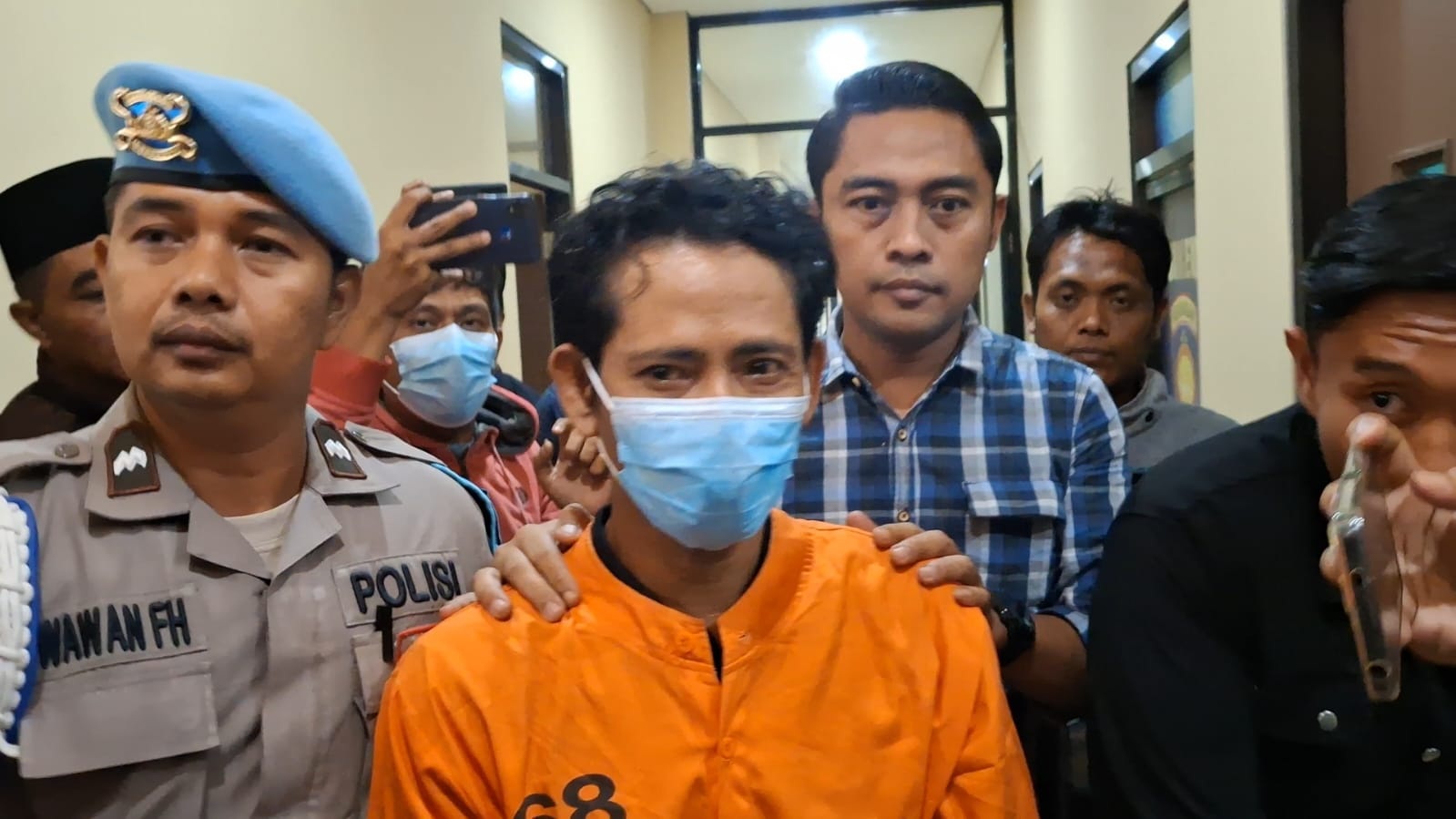 TAK BERKUTIK:&nbsp; Anggota DPRD Sumenep Bambang Eko Siswanto yang tersandung kasus narkoba berada di mapolres saat pres release.