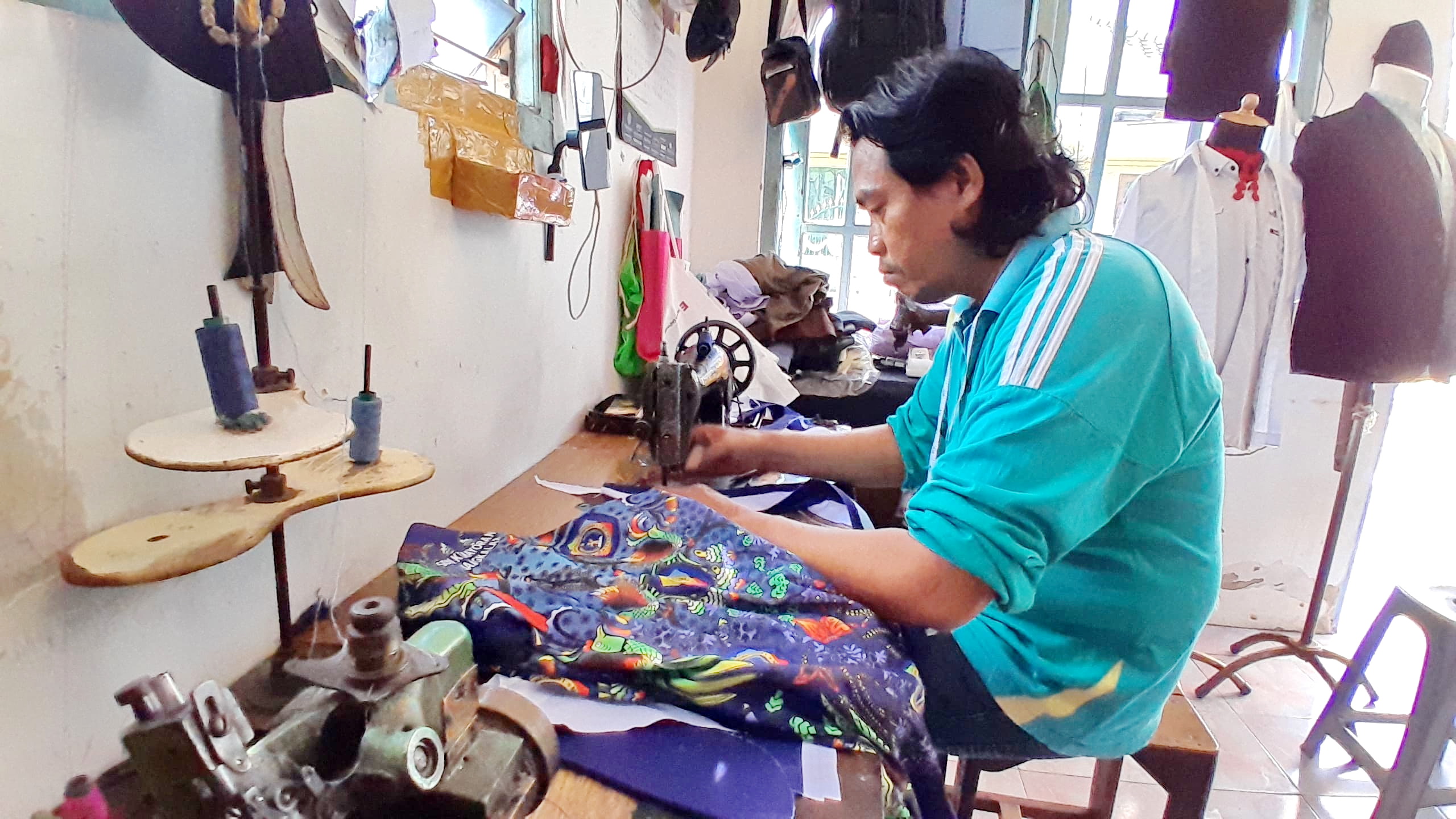 DIUKUR: Syafiudin, pelaku IKM konfeksi di Kelurahan Kemayoran, Kecamatan Kota Bangkalan, kebanjiran orderan, Senin (14/7).