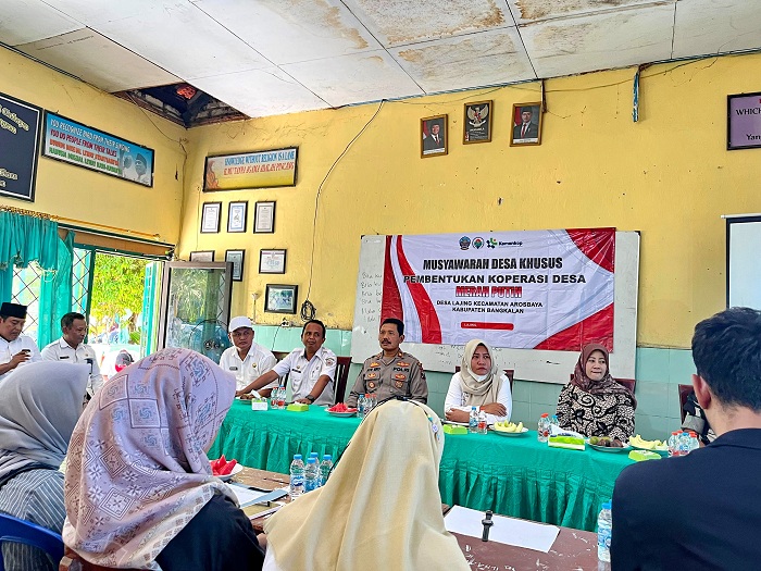 ZEINAL ABIDIN/JPRM  RESMI DIBENTUK: DPMD dan diskop umdag membentuk Kopdes Merah Putih di Desa Lajing, Kecamatan Arosbaya, Kamis (15/5).