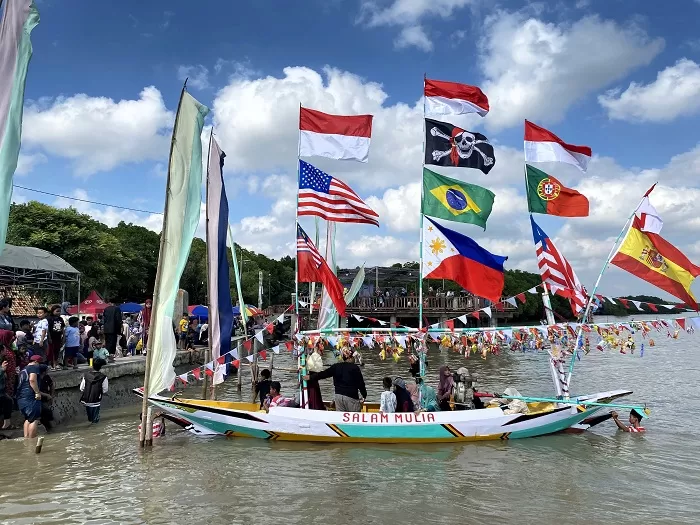 WISATA BUDAYA: Potret warna-warni hiasan perahu dengan laut biru di Pantai Gebang, Desa Gebang, Kecamatan Bangkalan, Minggu (13/7).