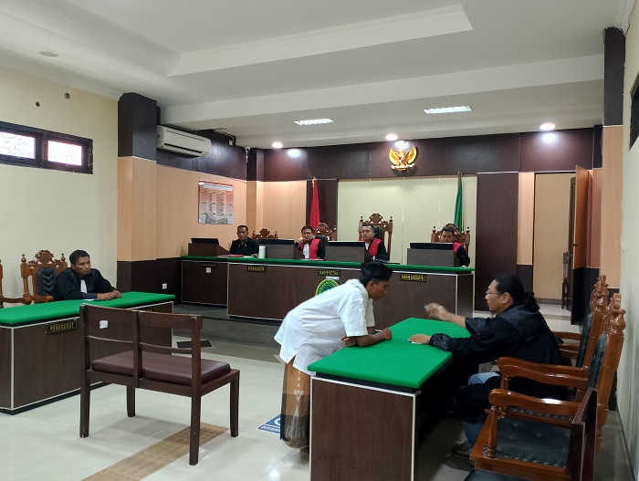 BERSALAH: Rukis berkonsultasi dengan penasihat hukumnya setelah mendengarkan Vonis Majelis Hakim PN Sampang, Kamis (9/1).