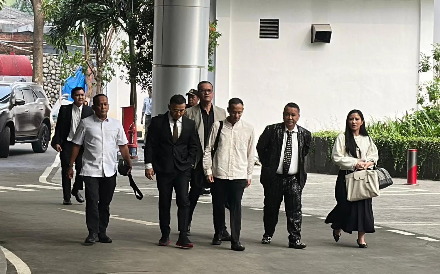 Mantan Menteri Pendidikan, Kebudayaan, Riset, dan Teknologi (Mendikbudristek) Nadiem Makarim memenuhi panggilan penyidik pada Jaksa Agung Muda Tindak Pidana Khusus (Jampidsus) Kejaksaan Agung.