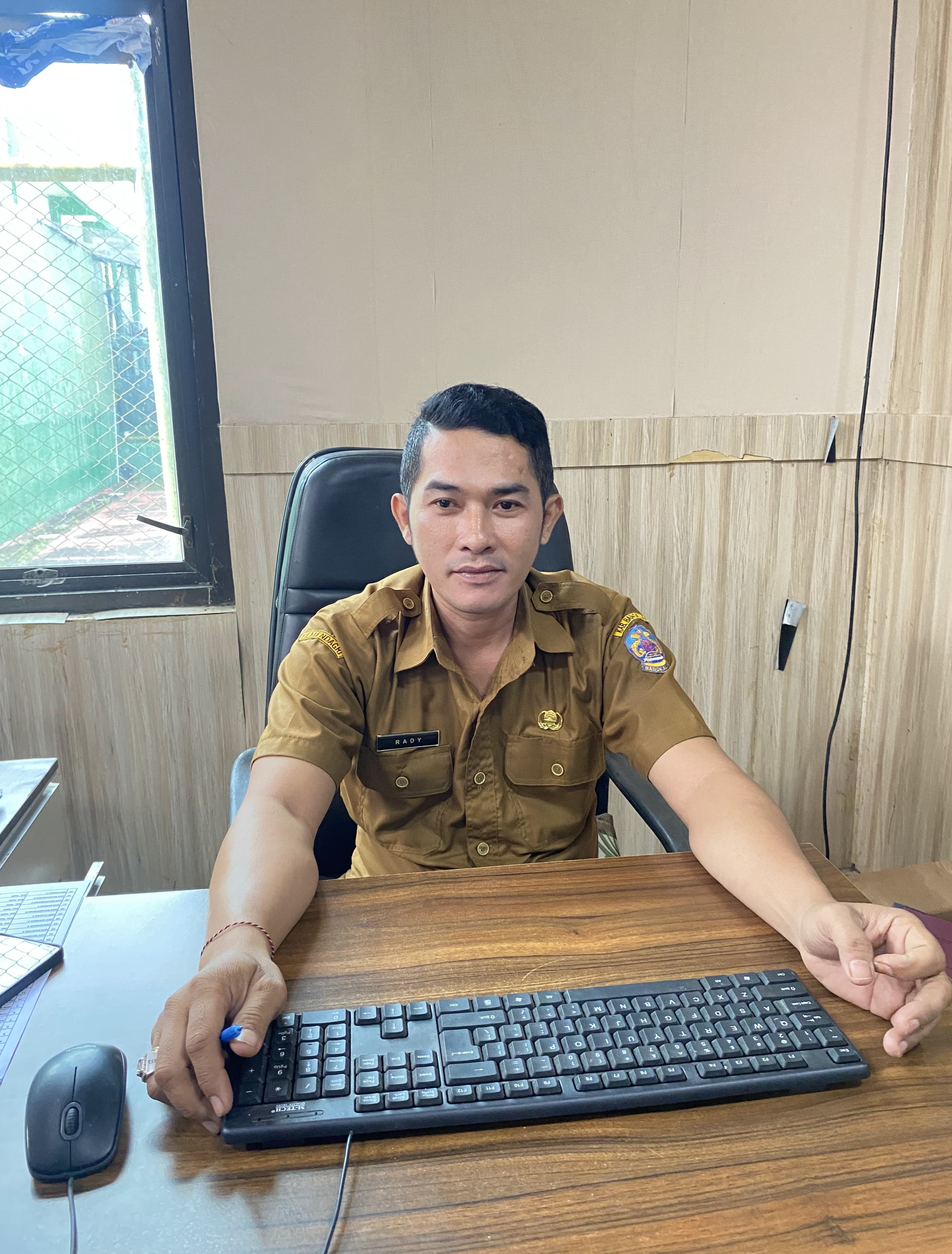 RAMAH: Kasi Kelembagaan dan Sarpras Dispendik Bangkalan Rady Purnomo saat ditemui di ruang kerjanya, Senin (14/7).