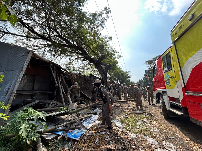 VIVIN AGUSTIN HARTONO/JPRM  DIRATAKAN: Anggota Satpol PP Bangkalan membongkar warung yang sering ditempati anjal, di simpang empat Petapan, Kecamatan Labang, Senin (14/7).