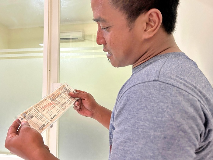KABAR BAIK: Warga memperlihatkan STNK saat ditemui kru JPRM, Senin (14/7).