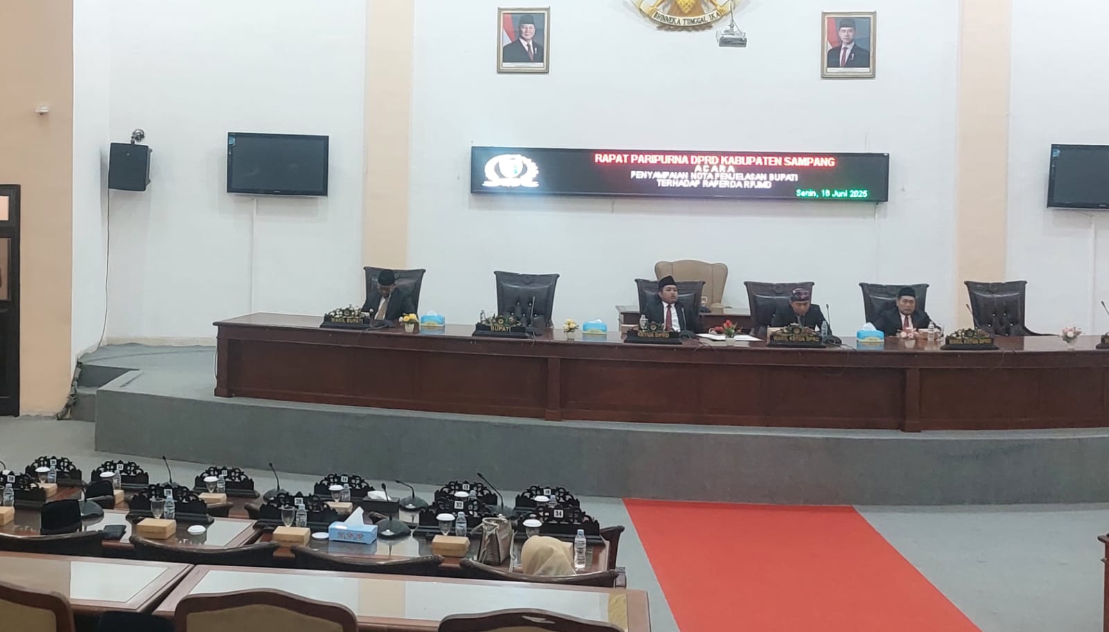 WAKIL RAKYAT: Sejumlah anggota legislatif mengikuti sidang paripurna di DPRD Sampang, Senin (16/6).&nbsp;