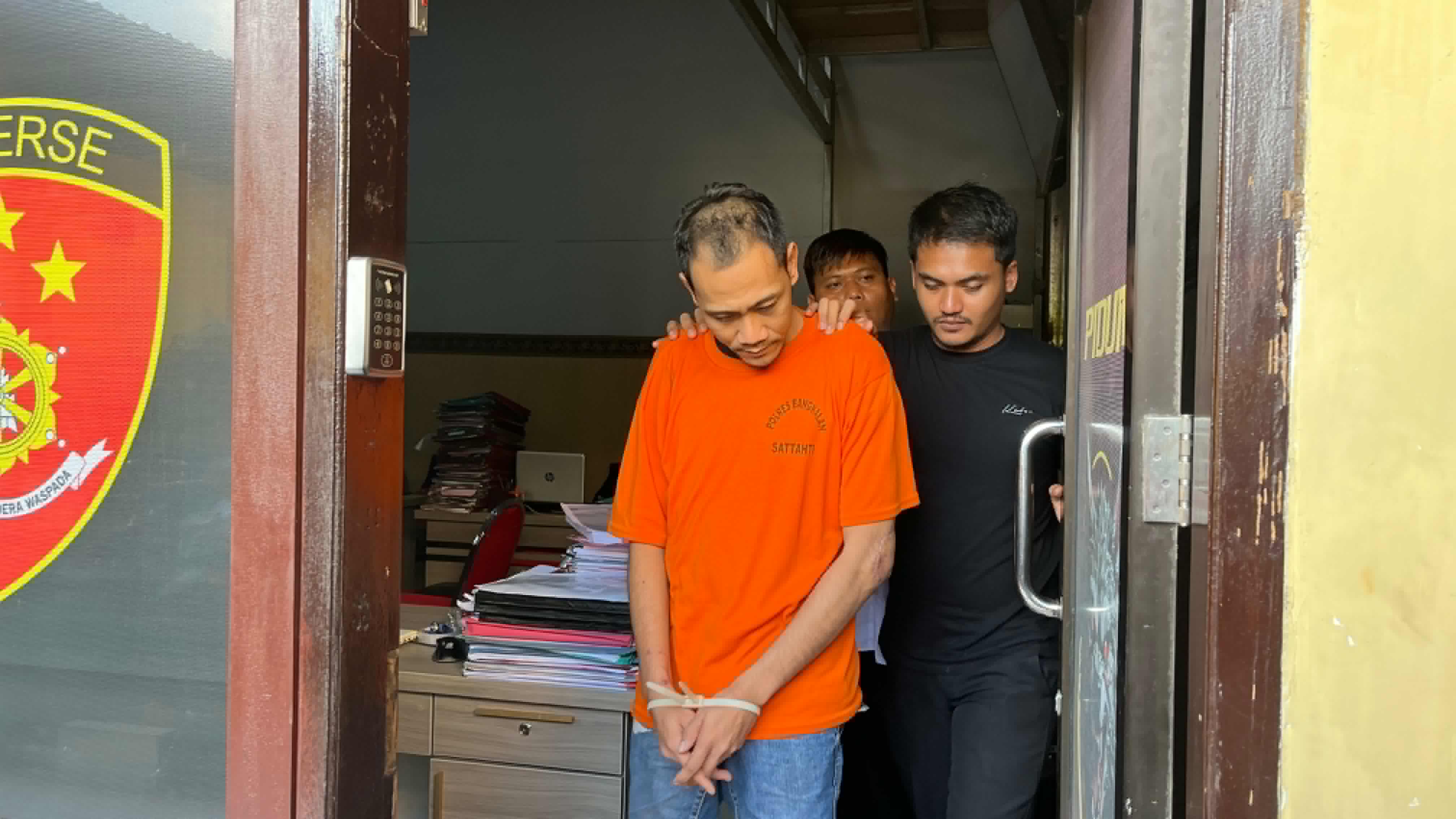 BANDAR NARKOBA: Tersangka Abd. Syukur digiring APH dari ruang penyidik Satreskrim Polres Bangkalan, Selasa (24/6).