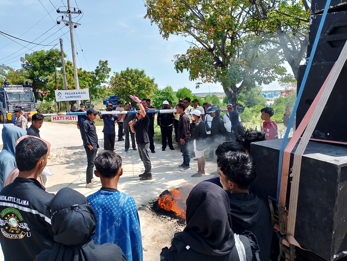 GERAM: Belasan anggota Ampas saat melakukan aksi demonstrasi di kantor PT Garam Wilayah Pegaraman Sampang, Selasa (15/7).