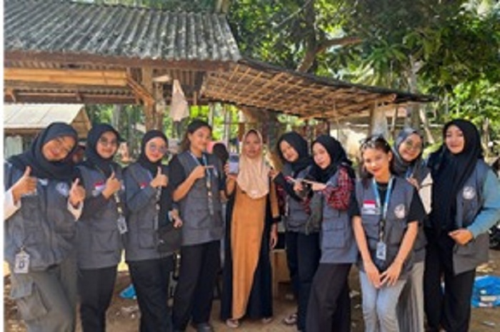 KKN-41 UTM SOLID: Dokumentasi Sosialisasi M-Banking, E-Wallet, dan Qris, kepada warga Desa Bungin-Bungin, Dungkek, Sumenep, Kamis (10/7).