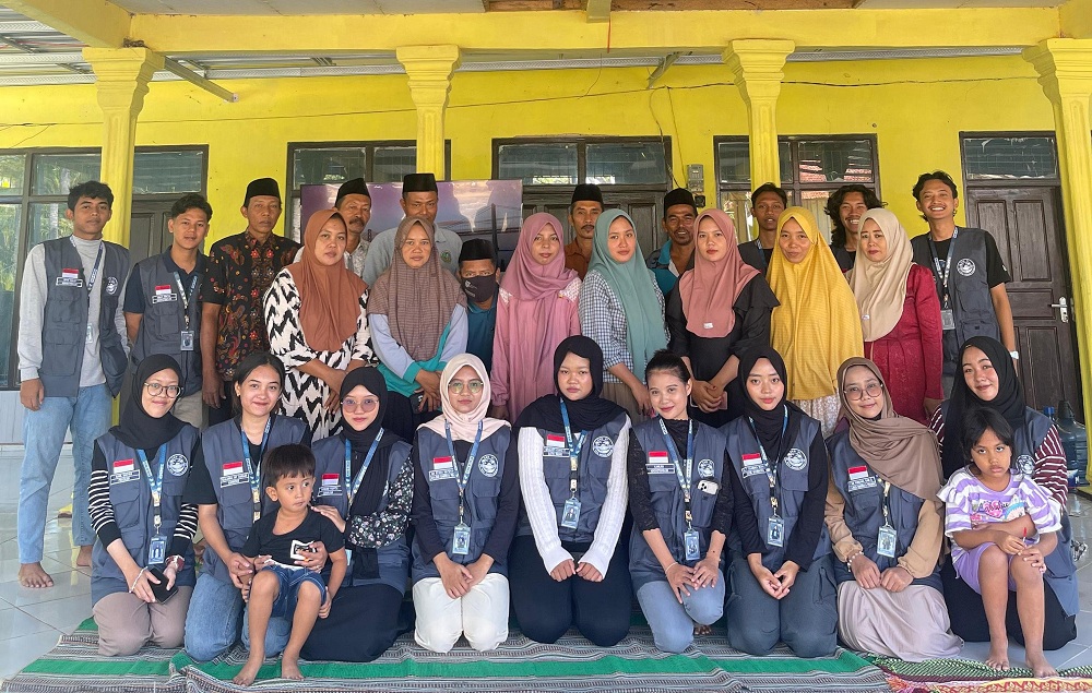 SISTEM DIGITALISASI: Kelompok KKN-41 UTM berfoto bersama setelah memberikan sosialisasi M-Banking, E-Wallet, dan QRIS di salah satu rumah warga di Desa Bungin-Bungin, Dungkek, Sumenep, Kamis (10/7).