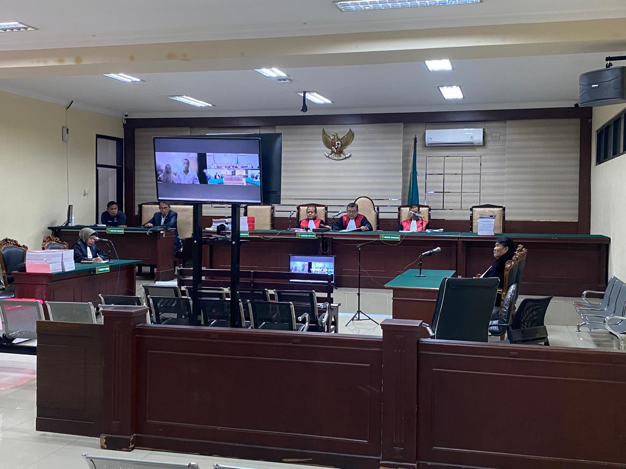 MENDENGARKAN: Dua ketua pokmas yang menjadi terdakwa perkara tipikor mengikuti sidang putusan secara online di Pengadilan Negeri Surabaya, Kamis (3/7).