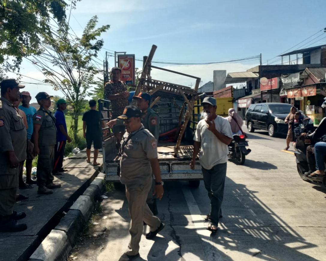 Satpol PP Kecamatan Blega saat menertibkan PKL liar di sepanjang alun-alun Kecamatan Blega