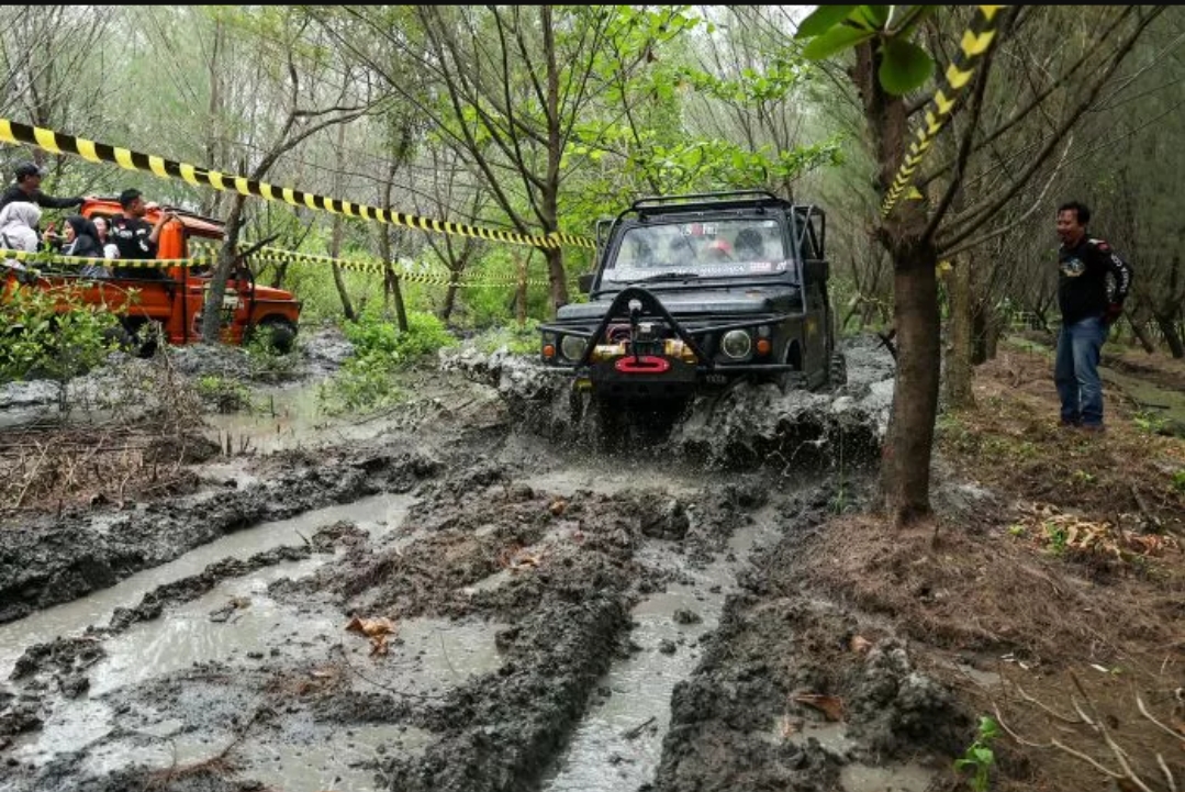 PACU ADRENALIN: Destinasi baru offroad di Hutan Cemara, Taman Hutan Raya Pakal, resmi dibuka, Minggu (22/6/2025).