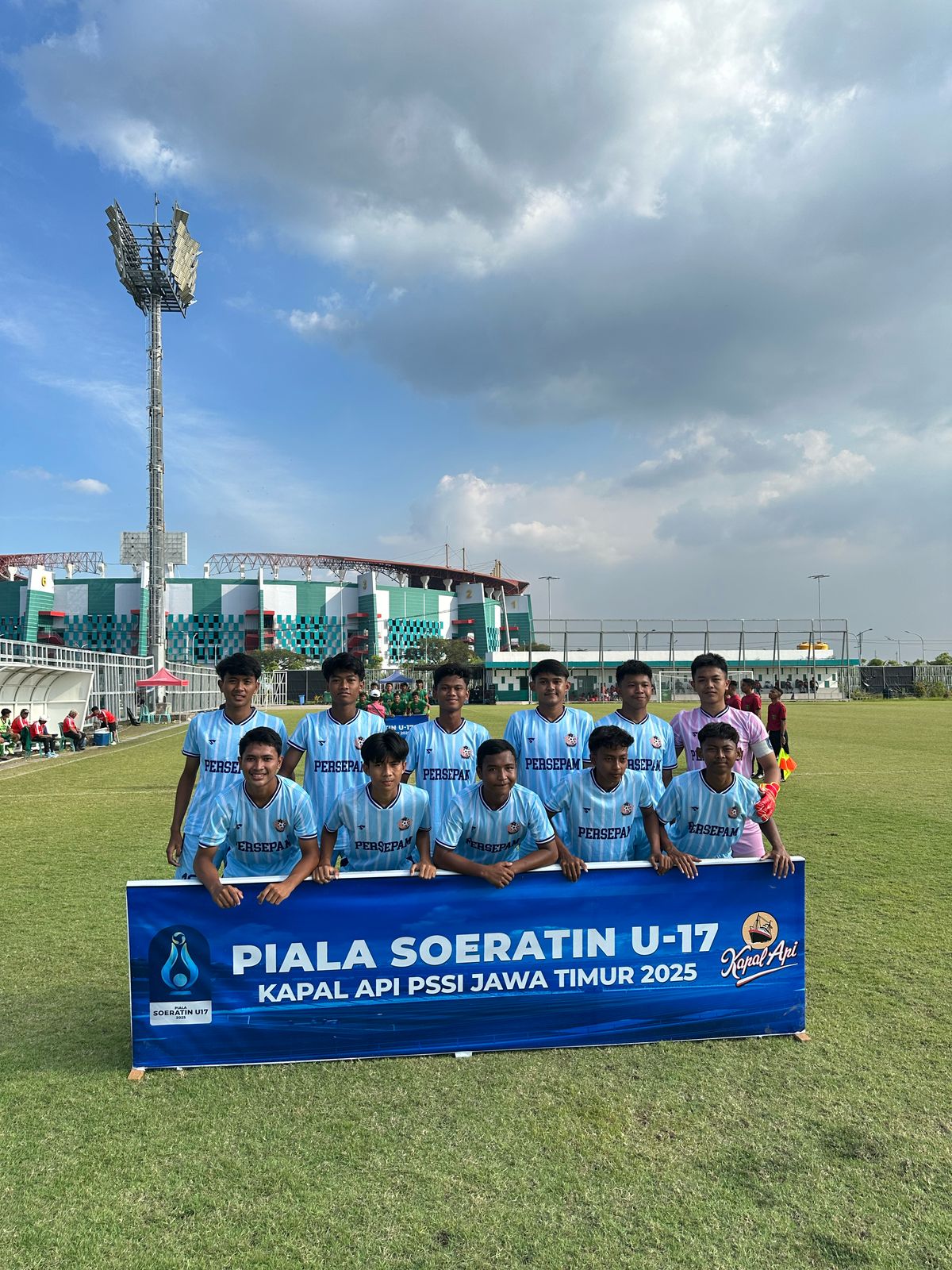KOMPAK: Pemain Persepam berfoto bersama sebelum laga bersama Persebaya di Lapangan ABC Field Gelora Bung Tomo Surabaya Selasa (15/7).