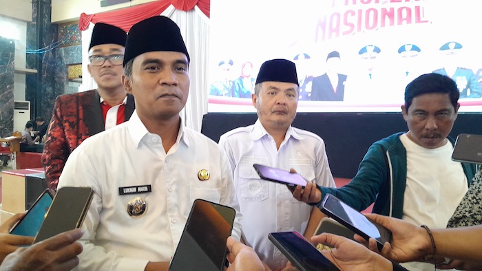 JAWAB PERTANYAAN: Bupati Bangkalan Lukman Hakim didampingi Wabup Moch. Fauzan Ja&rsquo;far dalam sesi wawancara bersama awak media, Rabu (16/7).