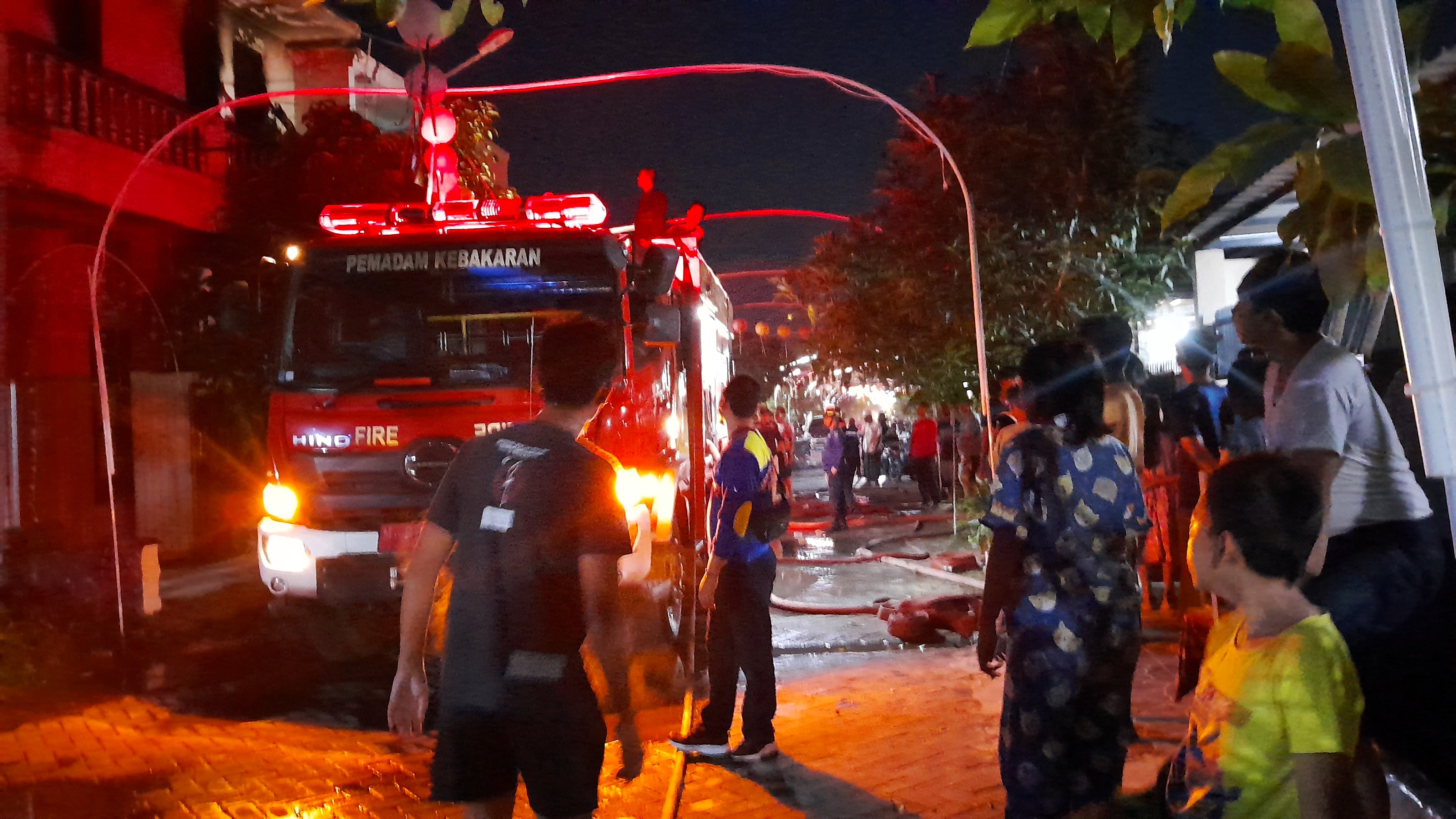 DIBONGKAR PAKSA: Anggota Satpol PP Bangkalan membongkarwarung di perempatan Desa Petapan, Kecamatan Labang, Bangkalan, Senin (14/7).