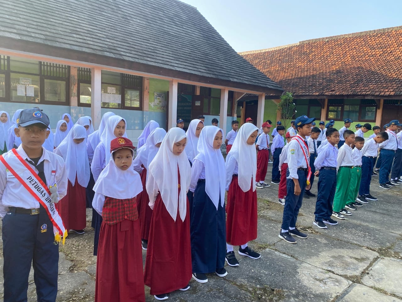 BERBARIS: Siswa UPTD SMPN 2 Arosbaya mengikuti MPLS.