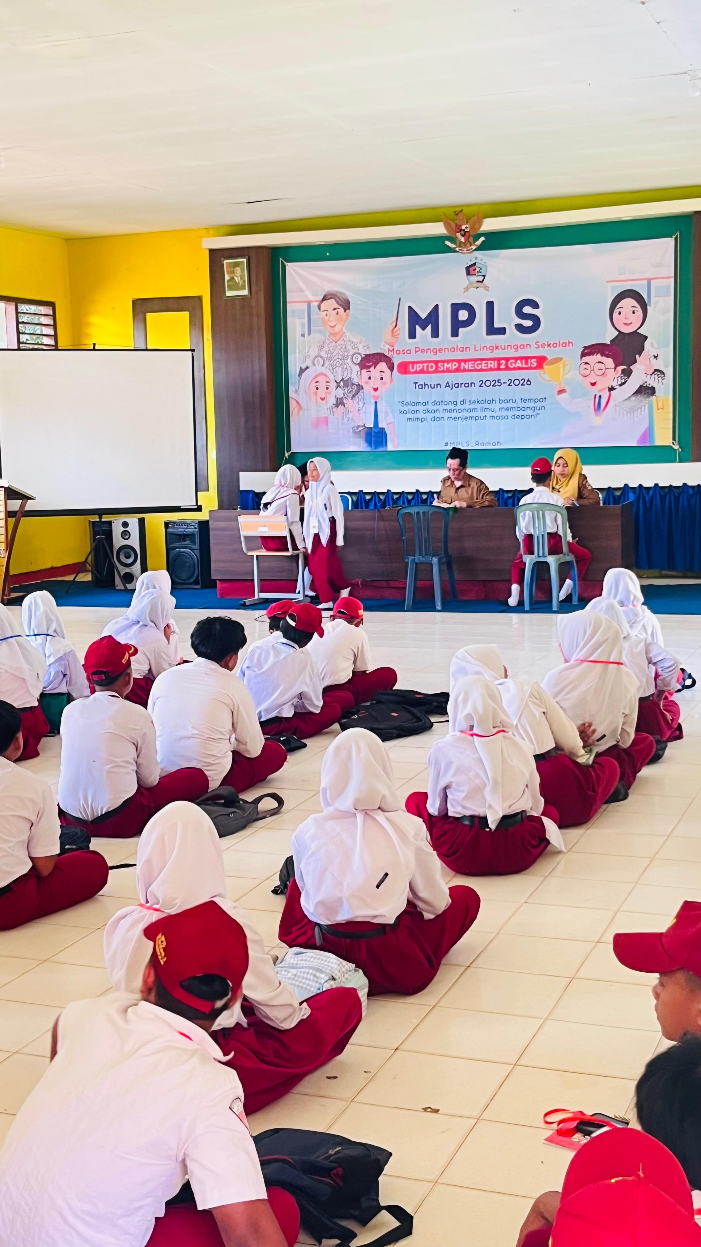 KONDUSIF: Siswa baru UPTD SMPN 2 Galis mengikuti MPLS di sekolahnya, Selasa (16/7)