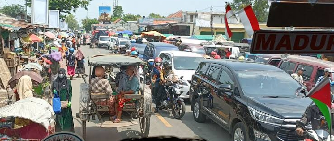 Parkir didepan pasar Blega kerap menimbulkan kemacetan parah
