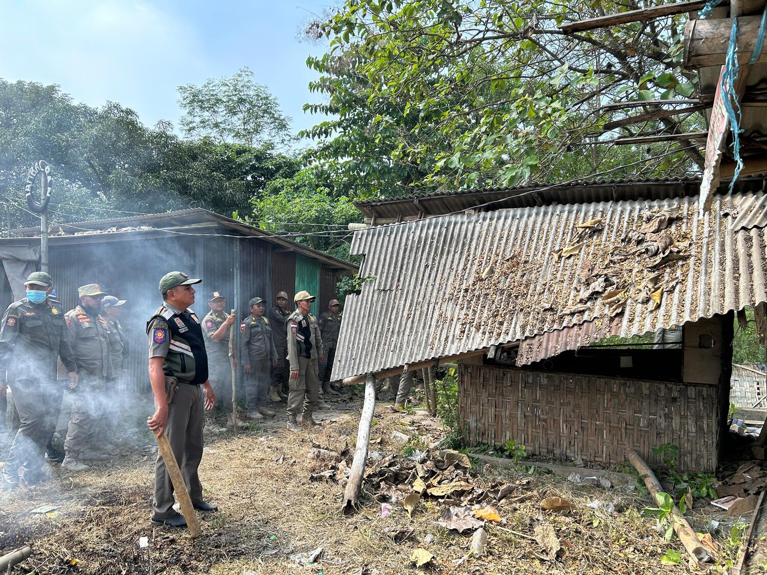 DIBONGKAR PAKSA: Anggota Satpol PP Bangkalan membongkarwarung di perempatan Desa Petapan, Kecamatan Labang, Bangkalan, Senin (14/7).