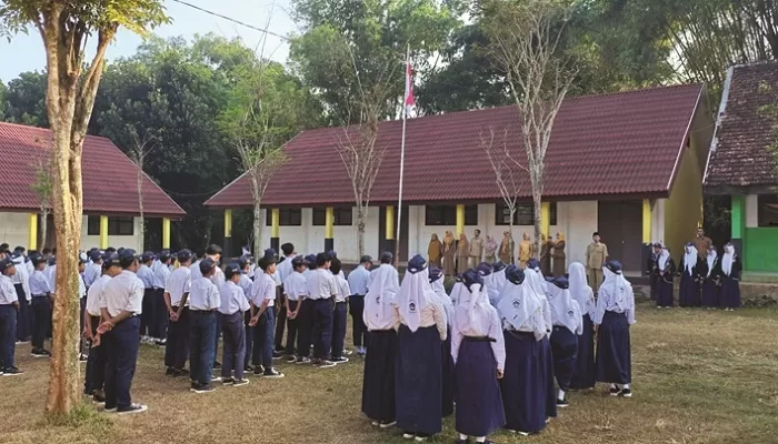 PEMBENTUKAN KARAKTER: Siswa UPTD SMPN 2 Tragah mengikuti upacara.