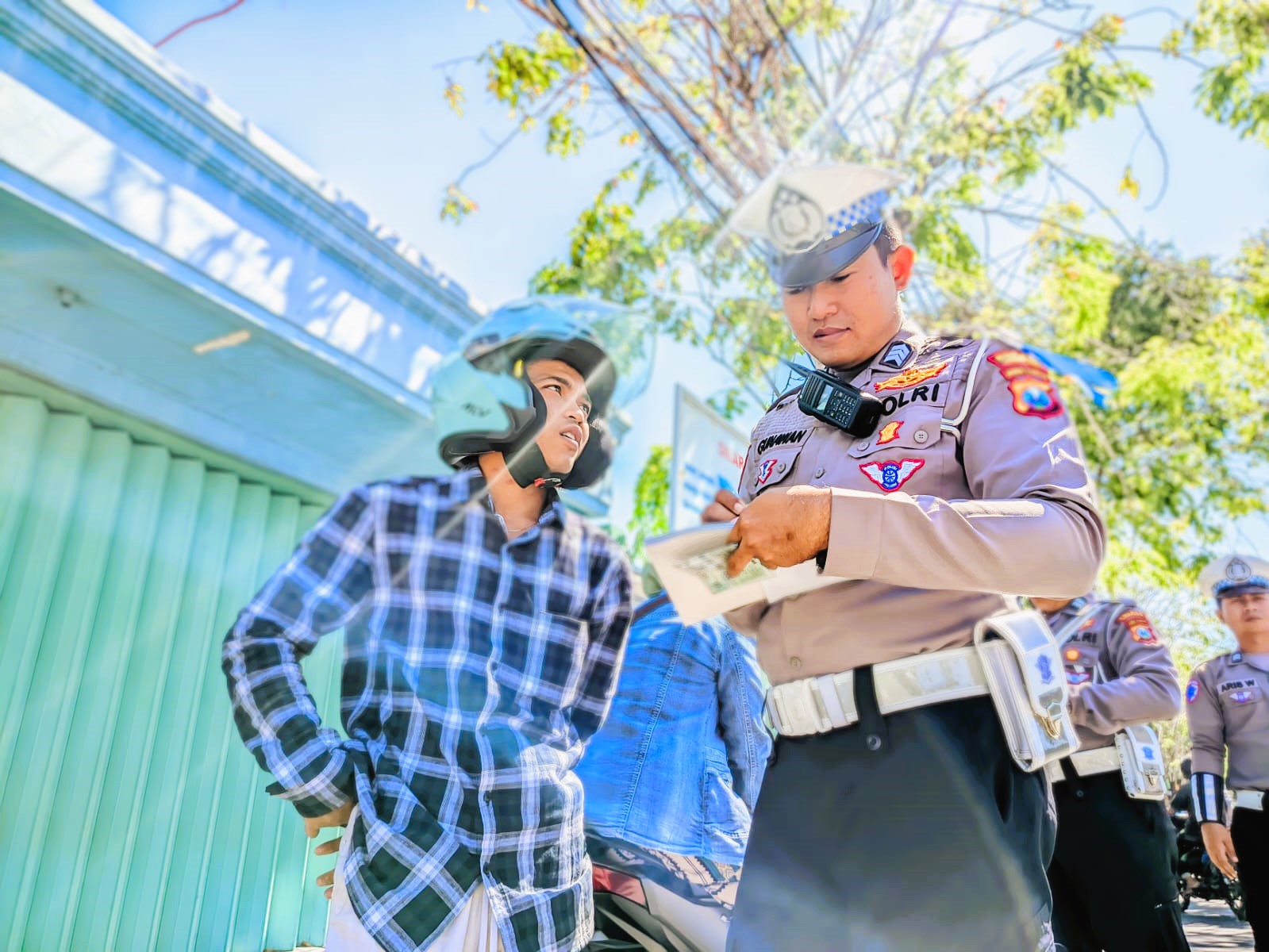 RAZIA: Anggota Satlantas Polres Sampang saat melakukan OPS di Jalan Trunojoyo, Sampang, Kamis (17/7).