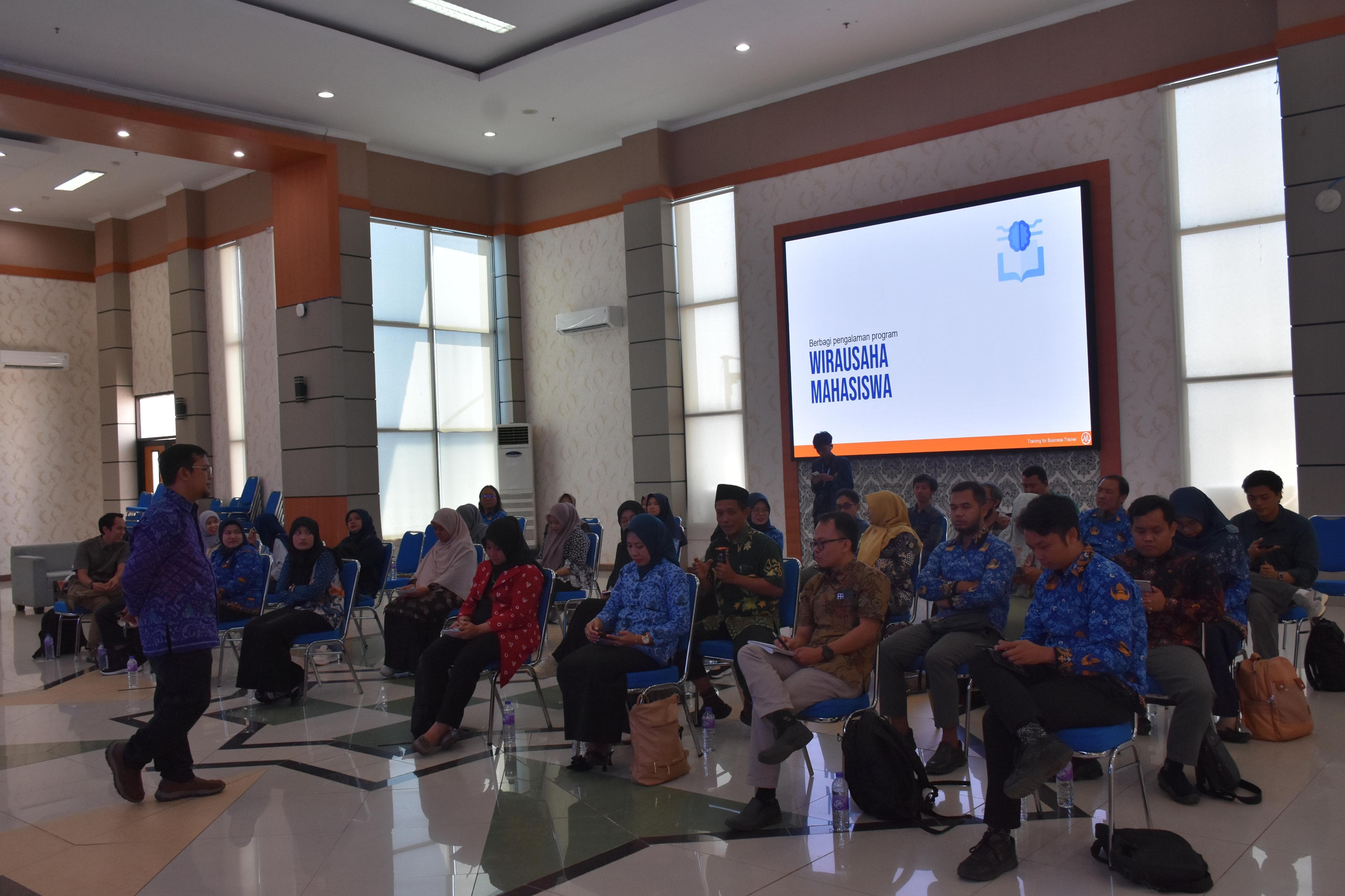 Pelatihan eksklusif bertajuk Training for Business Trainer & Reviewer Proposal Business yang dilaksanakan UPA PKK UTM, Kamis (17/7).