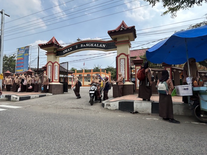 GENERASI EMAS: Murid SMA Negeri 2 Bangkalan pulang sekolah usai mengikuti kegiatan sekolah, Jumat (18/7).