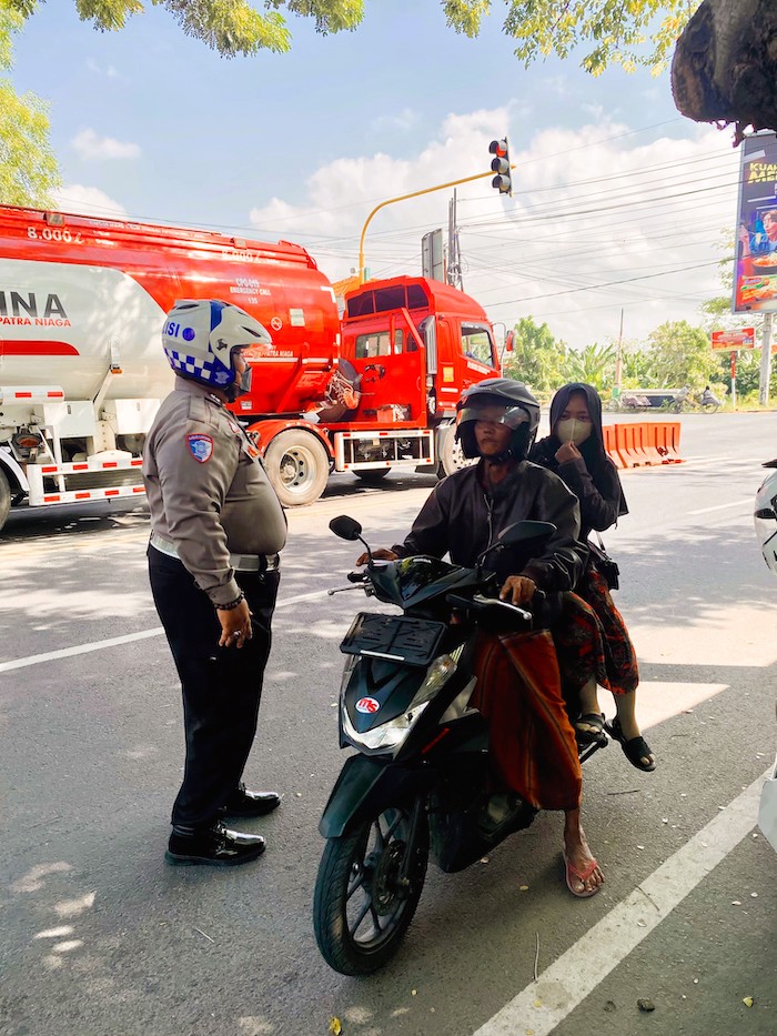 MOH. IQBAL AFGANI/JPRM  HARUS DISIPLIN: Polisi menindak pelanggar lalu lintas di Jalan Trunojoyo Pamekasan, Jumat (18/7).