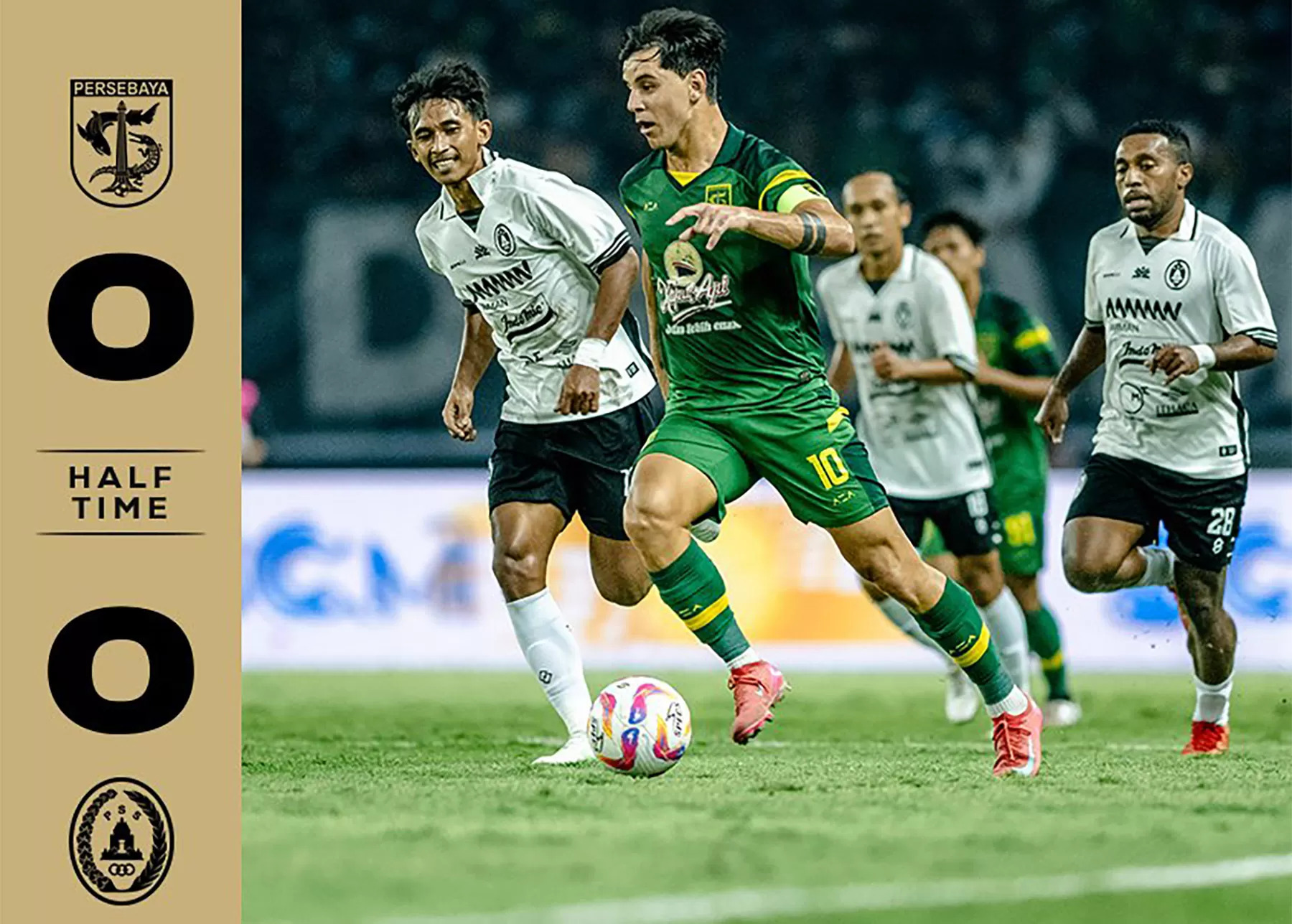 Persebaya Surabaya bermain menghadapi PSS Sleman.