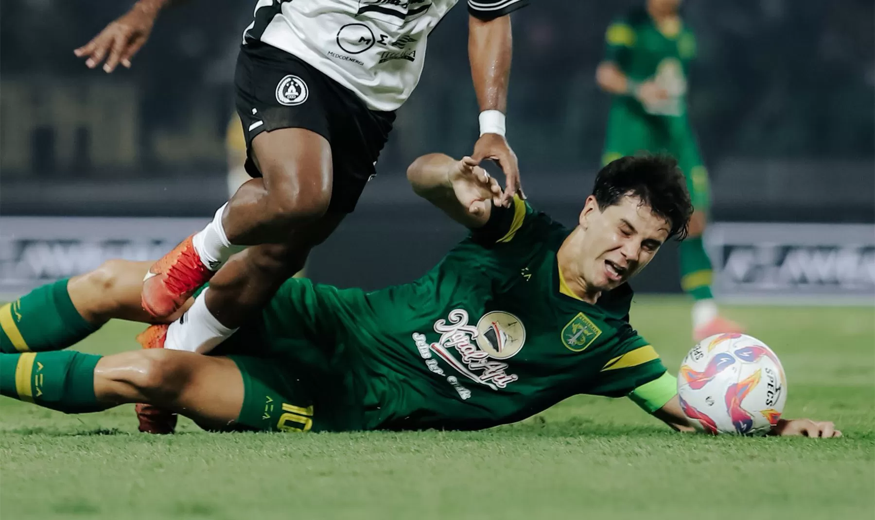 Bruno Moreira berjibaku saat menghadapi PSS Sleman.